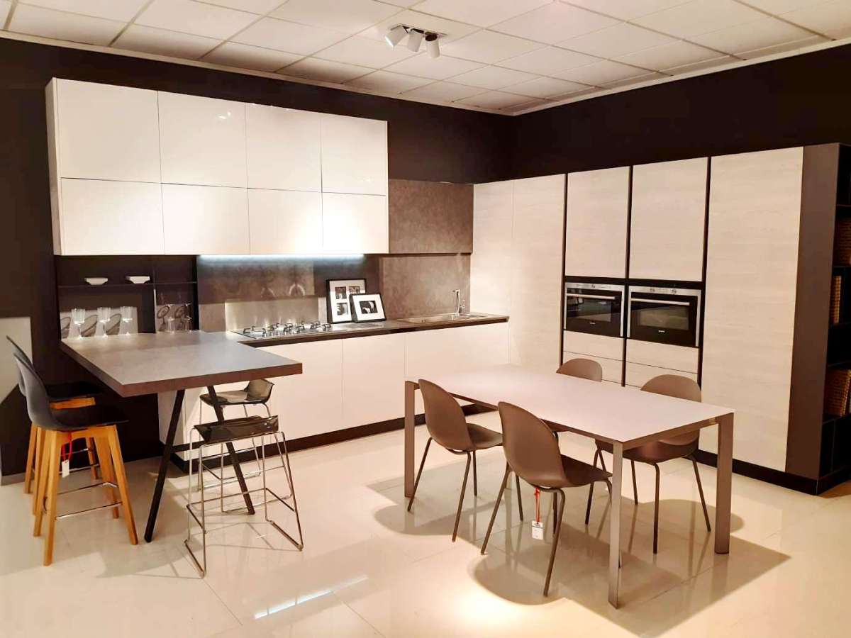 Cucina angolare con penisola laccato bianco lucido e legno - Visma Arredo OUTLET