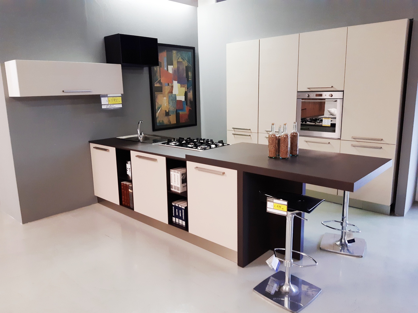 Cucina con penisola Luna beige e rovere moro - Visma Arredo OUTLET