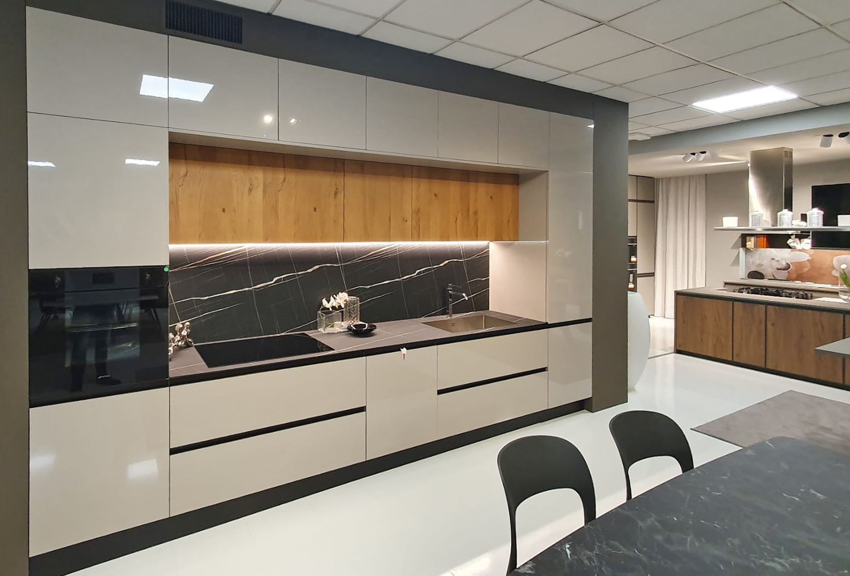 Cucina design a portale cappuccino e nero - Visma Arredo OUTLET