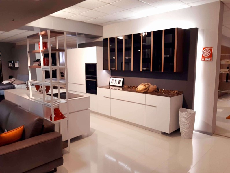 Cucina isola Corian bianco Soho 45 gradi Visma Arredo Cittadella