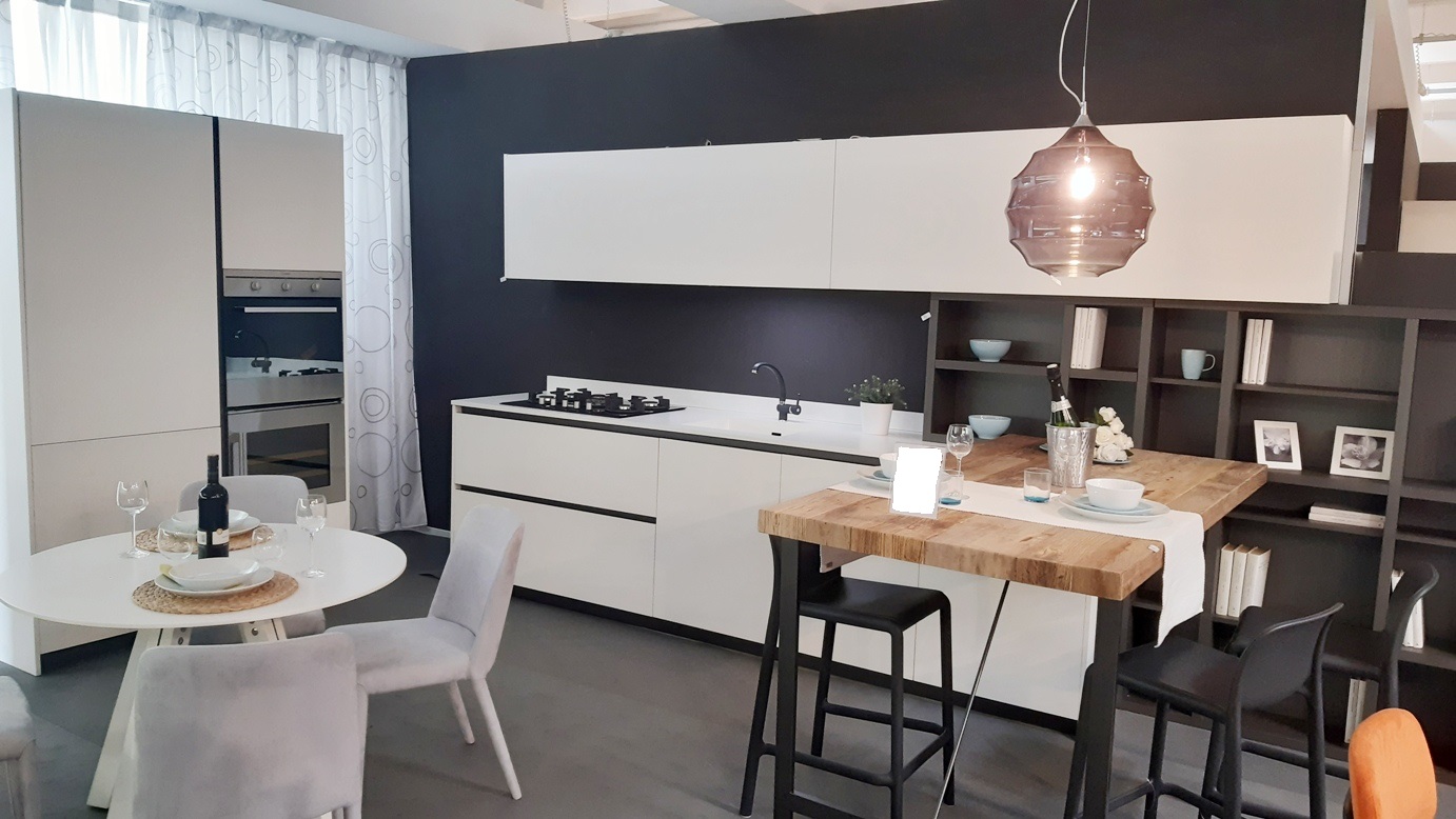 Cucina moderna in Fenix con penisola e cantinetta - Visma Arredo OUTLET