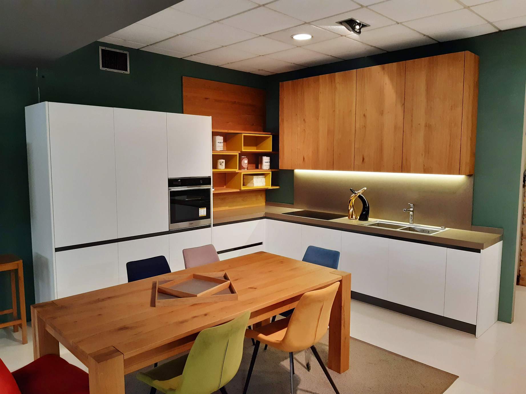 Cucina angolare artigianale legno e bianco Visma Arredo