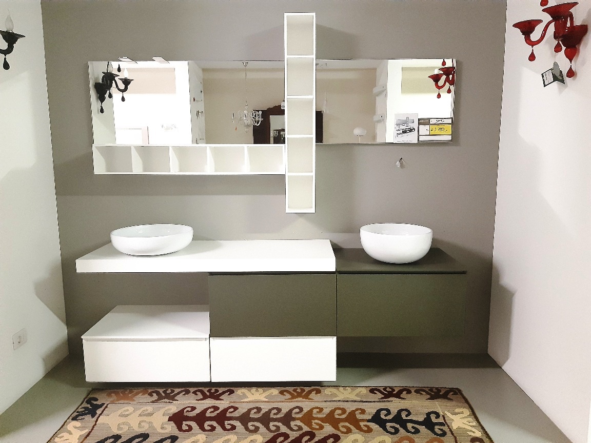 Bagno con doppio lavabo sopra top, sospeso e laccato - Visma Arredo OUTLET