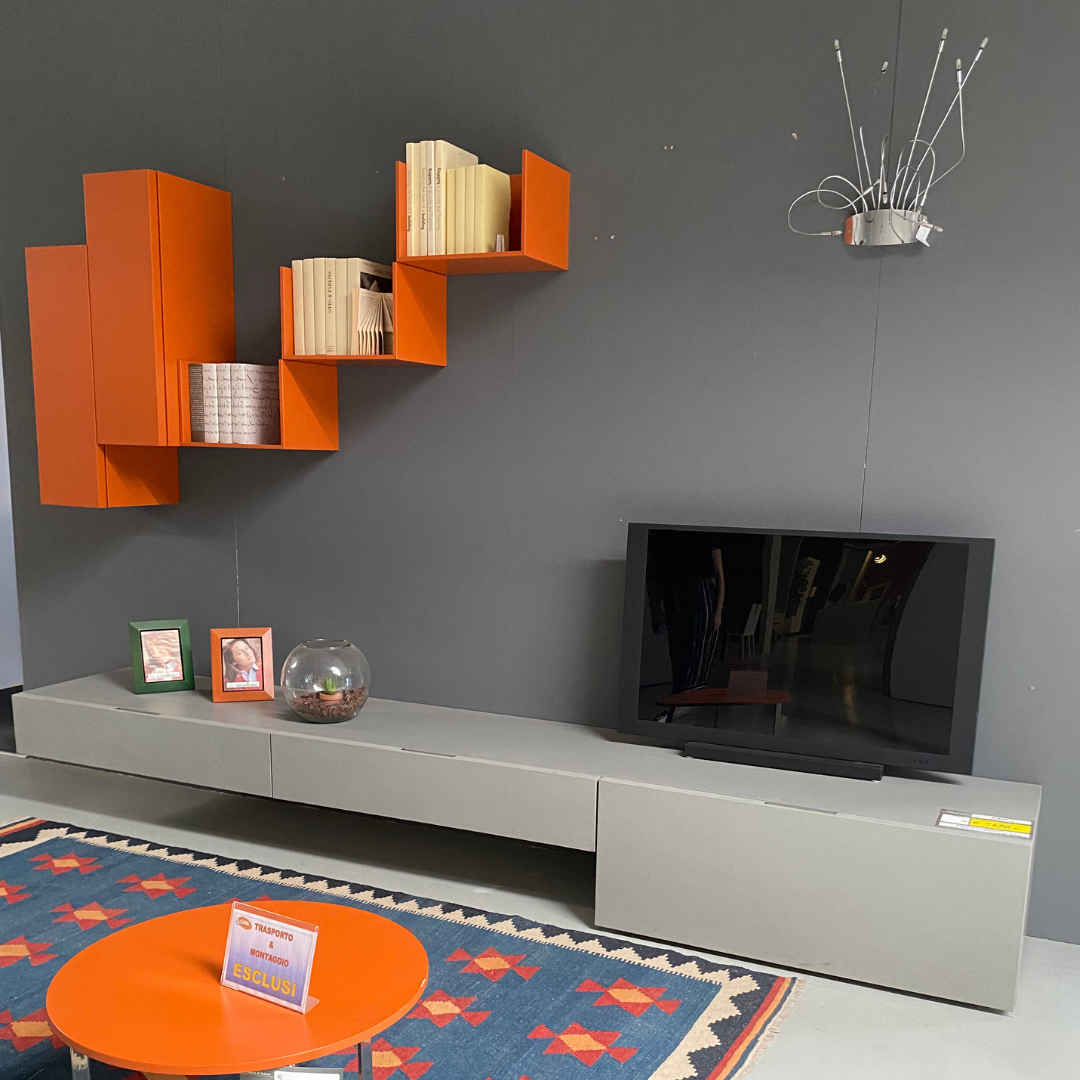 Parete soggiorno ecomalta cemento e laccato arancio - Visma Arredo OUTLET