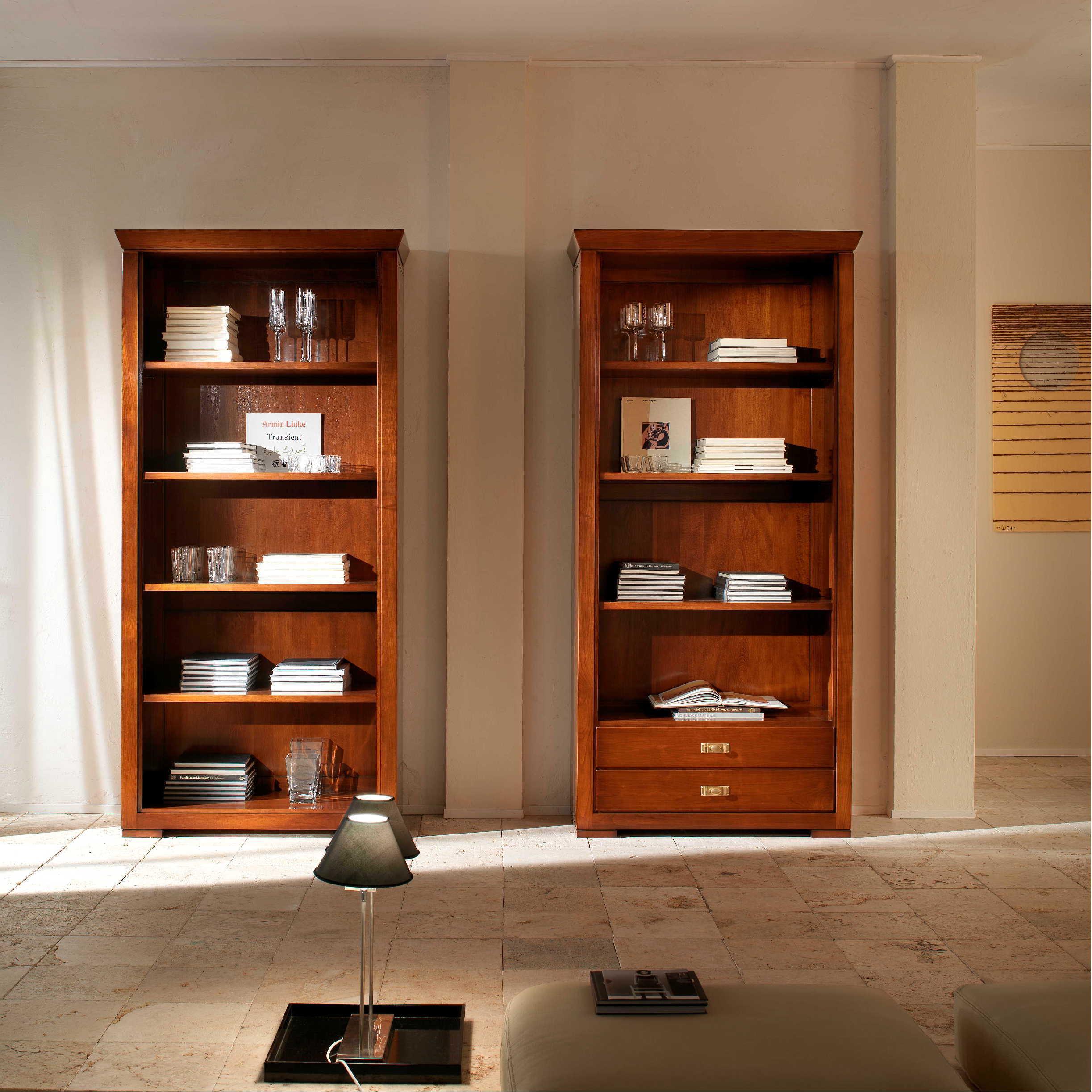 Verticalità ed Eleganza: Libreria a 4 Ripiani - Mobili Artigianali DVS